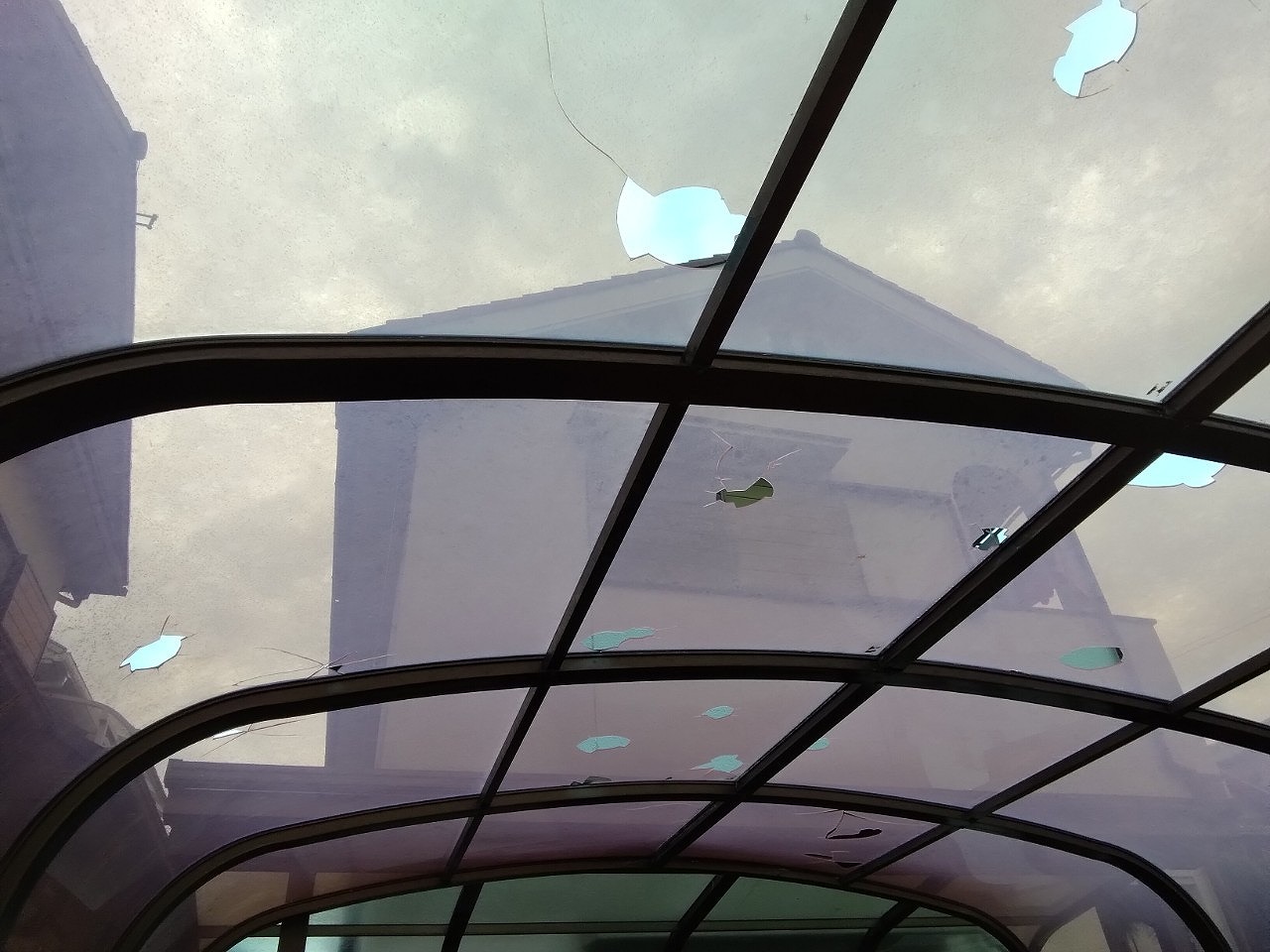 加古川市　雹災害でカーポート屋根材ポリカ破損